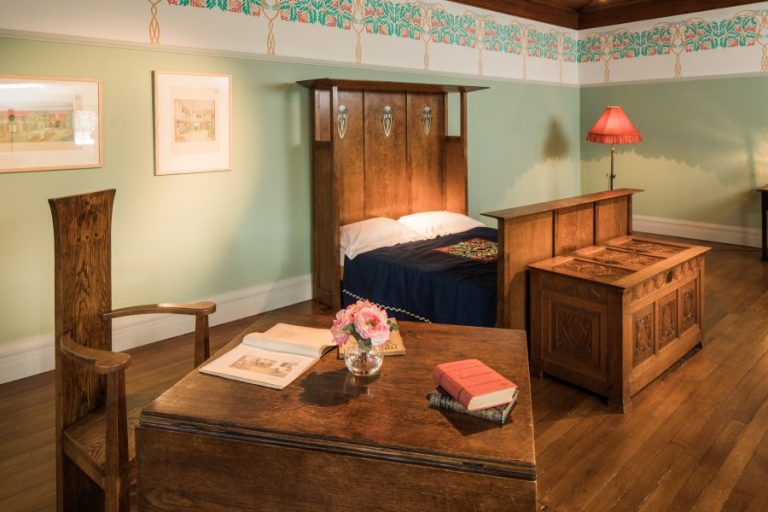 The Arts and Crafts Movement: A Harmonious Blend of Form and Function ...